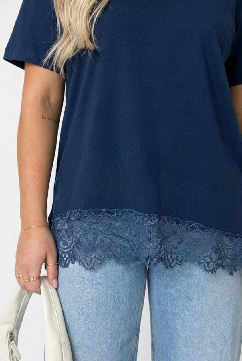 Kadın Büyük Beden Kısa Kollu Etek Ucu Dantel Detaylı T-shirt 2036-26